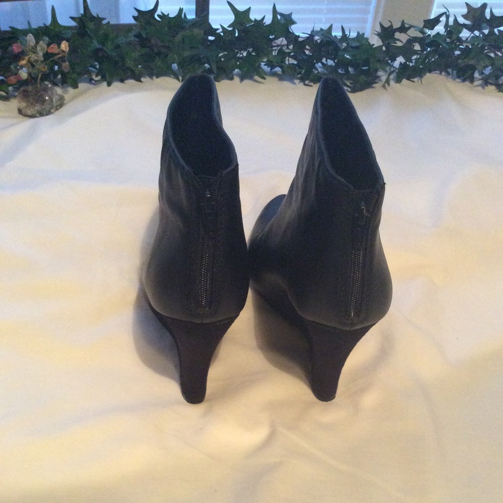 Ankle Boot - Picture 2 of 4
